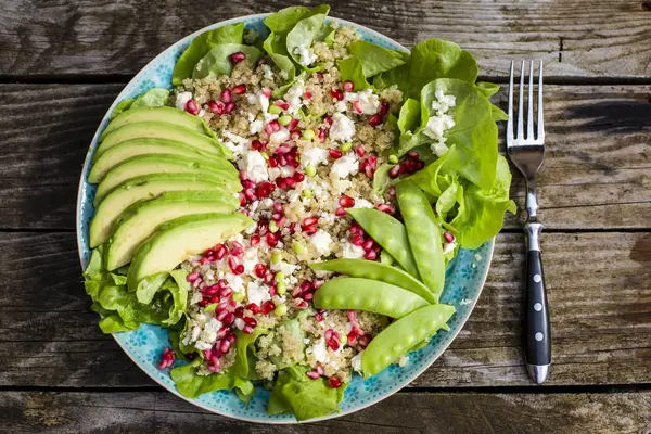Salade de quinoa avec feta et pois mange-tout — Photo