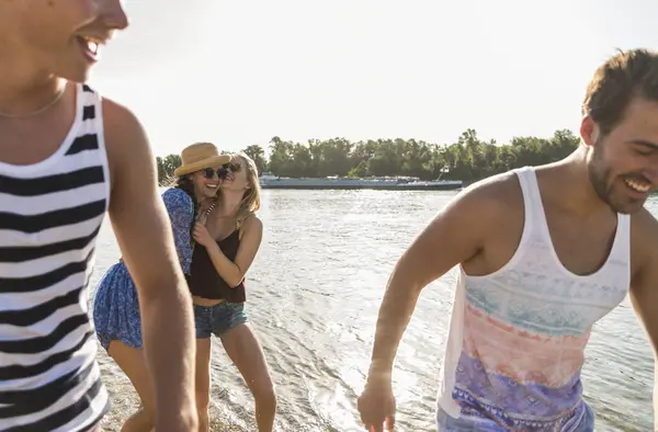 Felices Amigos Riéndose Río Verano —  Fotos de Stock