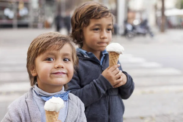 Retrato Feliz Pouco Com Sorvete Cone Seu Irmão Fundo — Fotografia de Stock