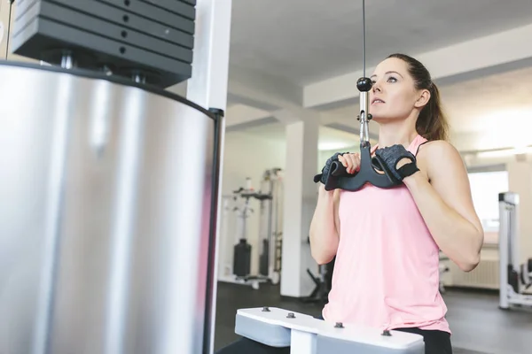 Woman Doing Cable Pulldowns Gym — Stock Photo, Image