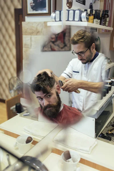 Friseur Schneidet Haare Einer Kundin Friseursalon — Stockfoto