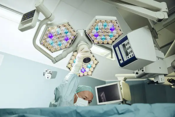 Операційна Кімната Медсестри Коригування Робочого Світла Під Час Операції — стокове фото
