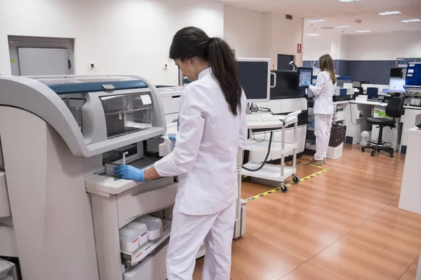 Laboratory Technician Analytical Laboratory Putting Samples Autoanalyzer — Stock Photo, Image