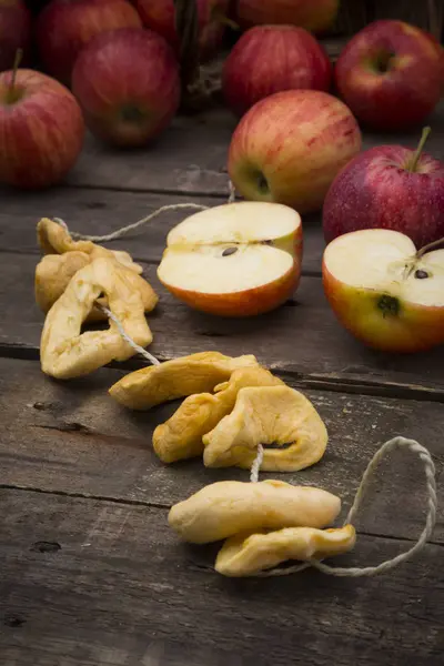 Red apples and dried apple rings — Stock Photo, Image