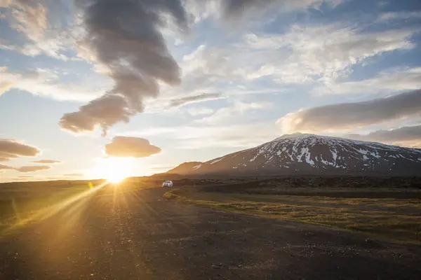 Distant View Car Gravel Road Midnight Sun Iceland — Stock Photo, Image