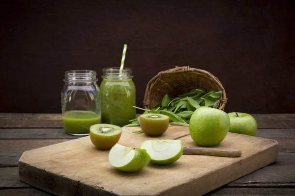 Dos Vasos Kiwi Manzana Batido Espinacas Ingredientes —  Fotos de Stock