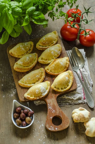 Pastelería Rellena Con Aceitunas Negras Tomates Albahaca Sobre Tabla Madera — Foto de Stock