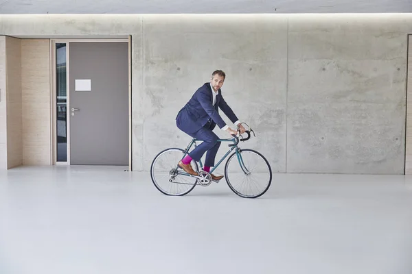 Businesssman Jazdy Rowerze Budynku Biurowym — Zdjęcie stockowe