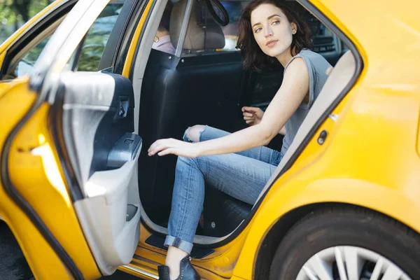 Сша Нью Йорк Портрет Молодої Жінки Потрапляючи Жовті Таксі — стокове фото