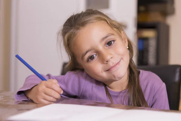 Retrato Niña Sonriente Con Lápiz Azul — Foto de Stock