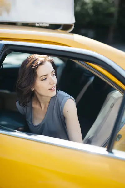 Estados Unidos Nueva York Retrato Una Joven Subiendo Taxi Amarillo — Foto de Stock