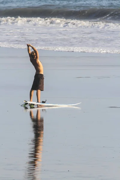 Hombre Surfista Estirándose Playa — Foto de Stock