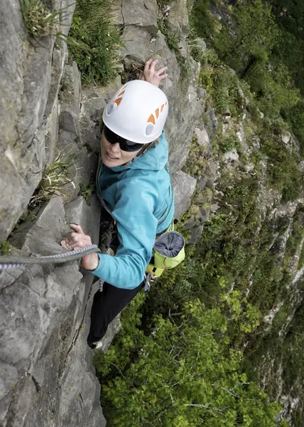 Bristol Avon Gorge Giants Cave Buttress Woman Rock Climbing Cliff — Stock Photo, Image