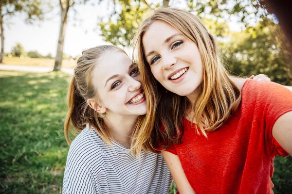 Due Ragazze Adolescenti Felici Che Fanno Selfie — Foto Stock