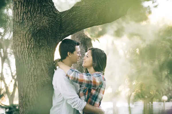 Pareja enamorada abrazándose en el parque —  Fotos de Stock