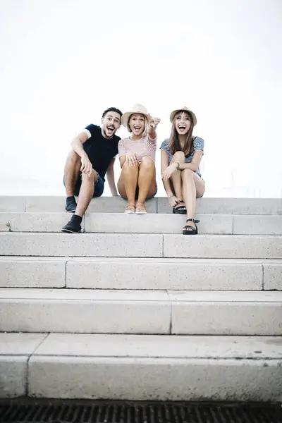 Amici seduti sulle scale — Foto Stock