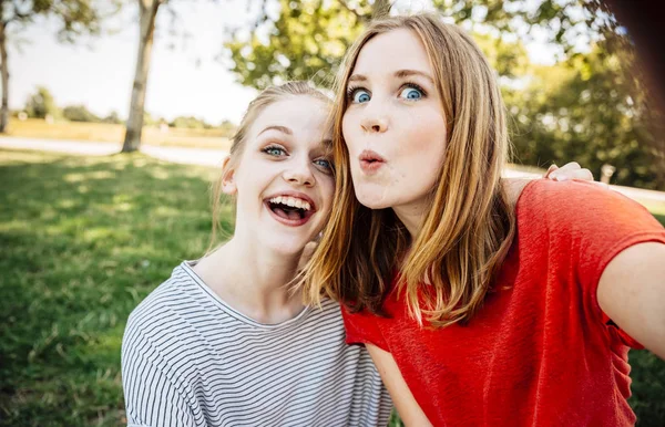 Dwa Figlarny Nastoletnich Dziewcząt Biorąc Selfie — Zdjęcie stockowe