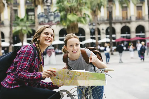 Due Giovani Donne Con Mappa Sulle Biciclette Città — Foto Stock