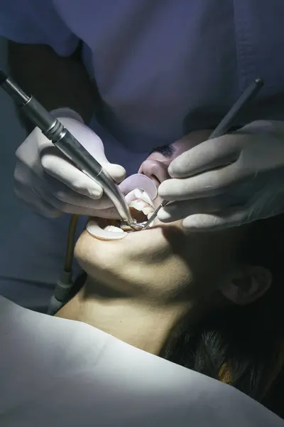 Primer Plano Del Dentista Haciendo Una Limpieza Dental — Foto de Stock