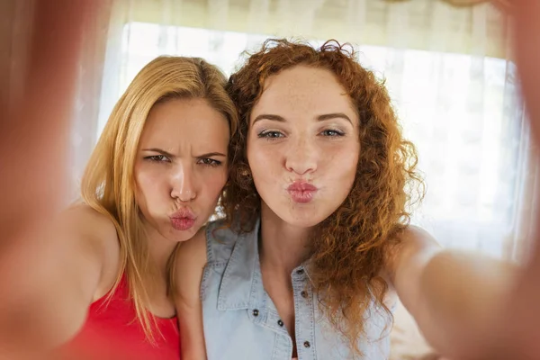 Portrait Two Female Friends Pouting Mouths While Looking Camera — Stock Photo, Image