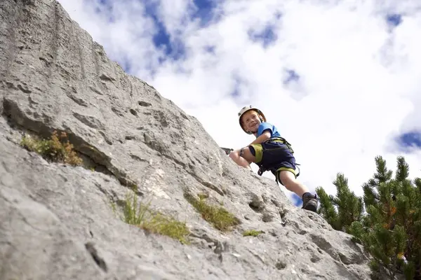 Küçük Çocuğun Gündüz Kaya Tırmanışı Düşük Açılı Görünüş — Stok fotoğraf
