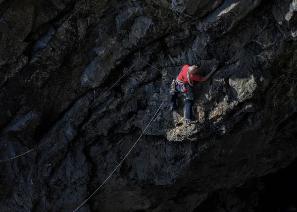 Hombre Escalando Roca Mother Carey Kitchen Pembroke Reino Unido — Foto de Stock