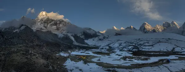 Nepal Himalaya Khumbu Ama Dablam Und Blick Auf Schneebedeckte Felsen — Stockfoto