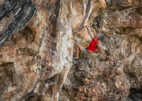 Malta Ghar Lapsi Mccarthey Jeskyně Horolezec Skále — Stock fotografie