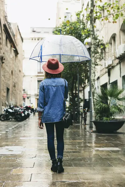 우산을 함께 산책 하는 여자 — 스톡 사진
