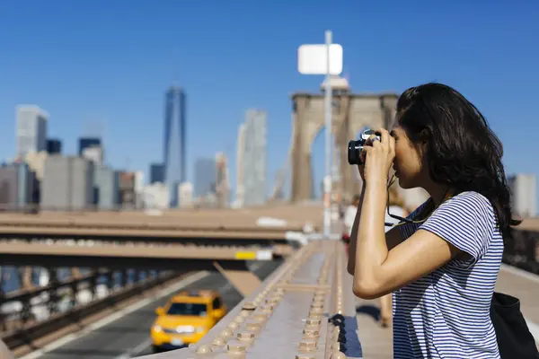 Usa New York City Young Woman Standing Brooklyn Bridge Taking — Stock Photo, Image