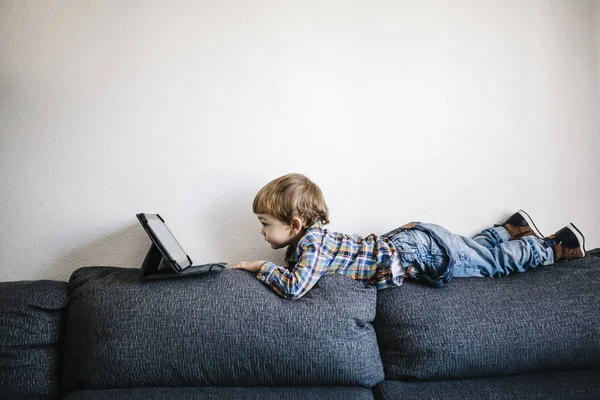 Menino usando tablet digital — Fotografia de Stock