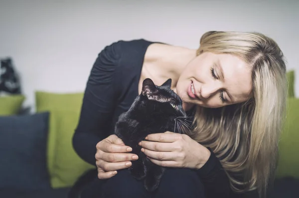 여자와 소파에 그녀의 고양이 — 스톡 사진