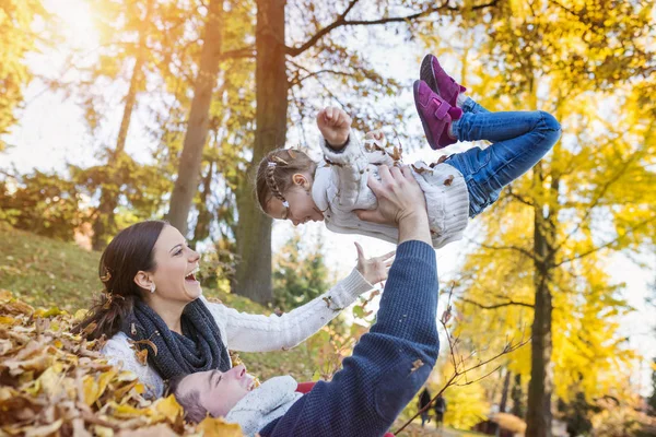 Счастливая Семья Веселится Осеннем Парке — стоковое фото