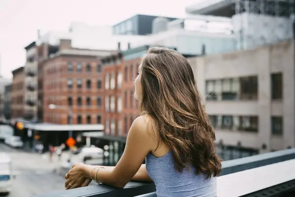 Estados Unidos Nueva York Mujer Joven Disfrutando Vista Ciudad — Foto de Stock