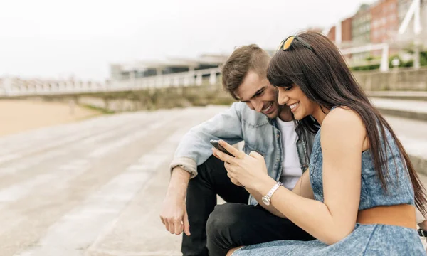 Jovem Casal Apaixonado Olhando Para Smartphone — Fotografia de Stock