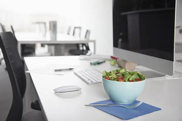 Cuenco Con Ensalada Adornada Escritorio Una Oficina —  Fotos de Stock