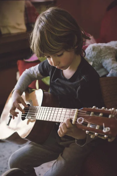 Маленький Мальчик Играет Акустической Гитаре Дома — стоковое фото