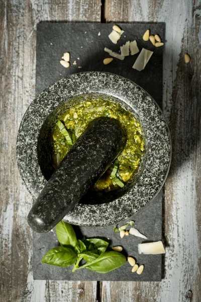 Preparazione Pesto Genovese Con Malta Tavolo Rustico Legno Vista Dall — Foto Stock