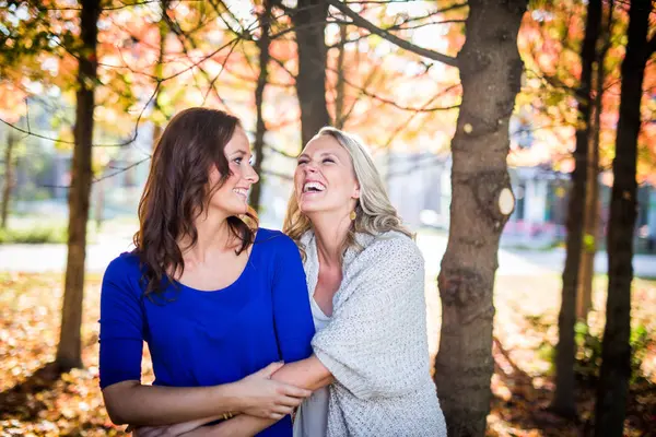 Lesbian couple hugging in park — Stock Photo, Image