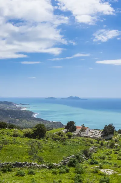Греция Крит Южный Берег Вода Берег Зеленой Травой — стоковое фото