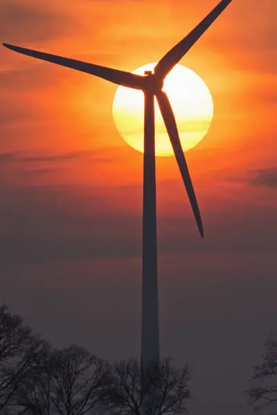晚上太阳和风轮 巴伐利亚 — 图库照片