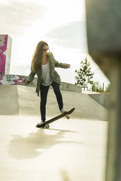 Vrouw skateboarden in skatepark — Stockfoto