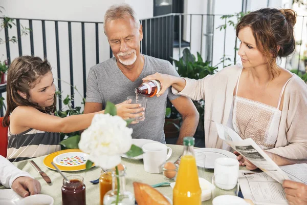 Drei Generationen Von Familien Sitzen Einem Großen Frühstückstisch Auf Dem — Stockfoto
