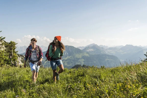 Österrike Tyrolen Tannheimer Tal Ungt Par Vandring Alpina Äng — Stockfoto