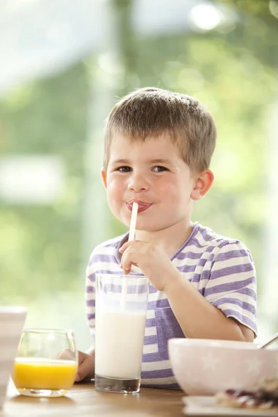 男孩用稻草喝牛奶的肖像 — 图库照片