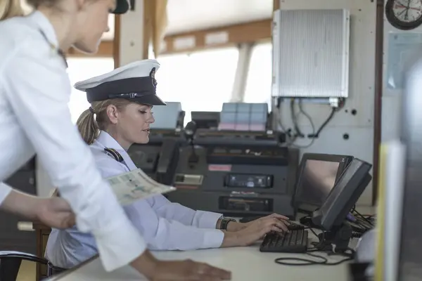 船桥上的两名女甲板军官 — 图库照片