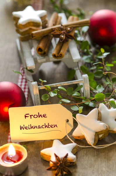 Weihnachtsdekoration Mit Miniatur Schlitten Teelicht Und Zimtsternen — Stockfoto