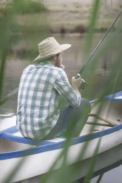 Рыбак Сидит Каноэ Озере — стоковое фото