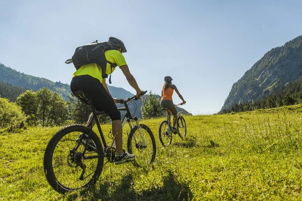 Австрія Тіроль Tannheim Долина Молода Пара Гірських Велосипедах Альпійський Пейзаж — стокове фото