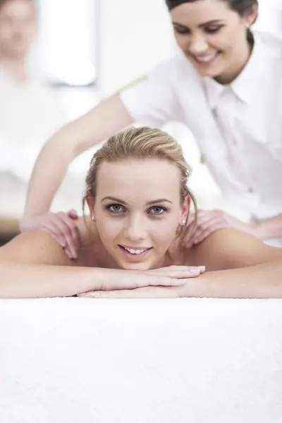 Jonge Vrouw Het Krijgen Van Een Massage Een Spa — Stockfoto